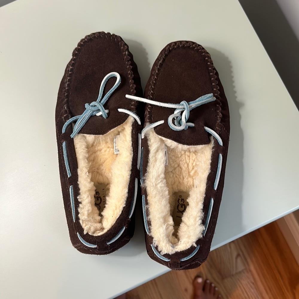 Dark brown Dakota ugg slippers with blue laces size 7